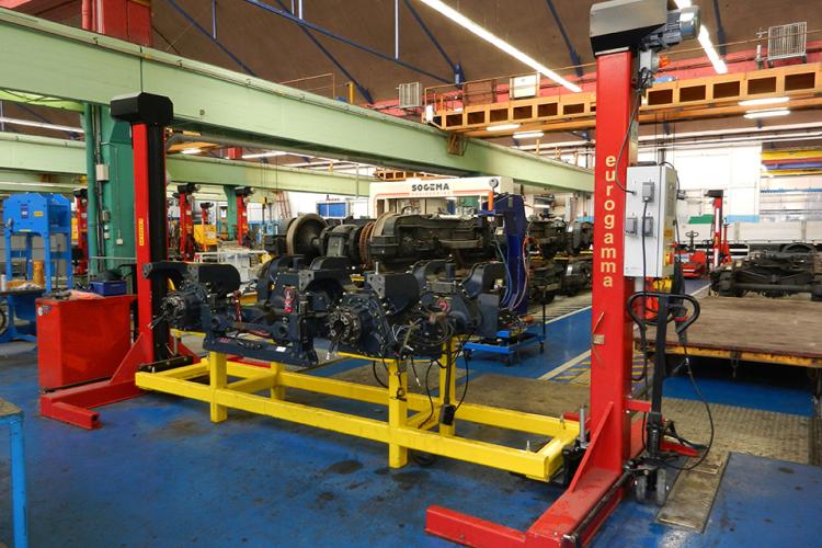 Sollevatori per carrelli